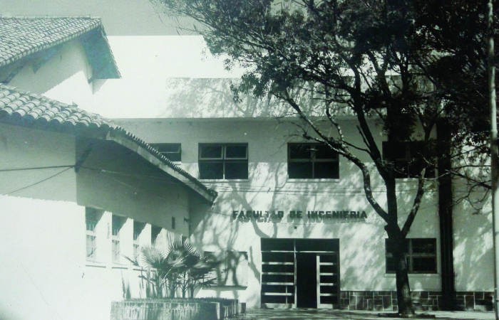 Foto histórica del ingreso al edifico del Facultad de Ingeniería de la UNNE