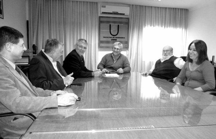 Foto histórica- reunión de Autoridades de la Facultad de Ingeniería de la UNNE y responsable de comision de acreditación de carreras