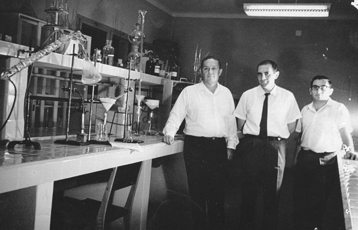 foto antigua del laboratorio de físico-quimica de la Facultad de Ingeniería de la UNNE