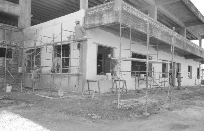 Foto Histórica - obreros trabajando en obra de nuevo edificio de Mecánica y Electromecánica en construcción