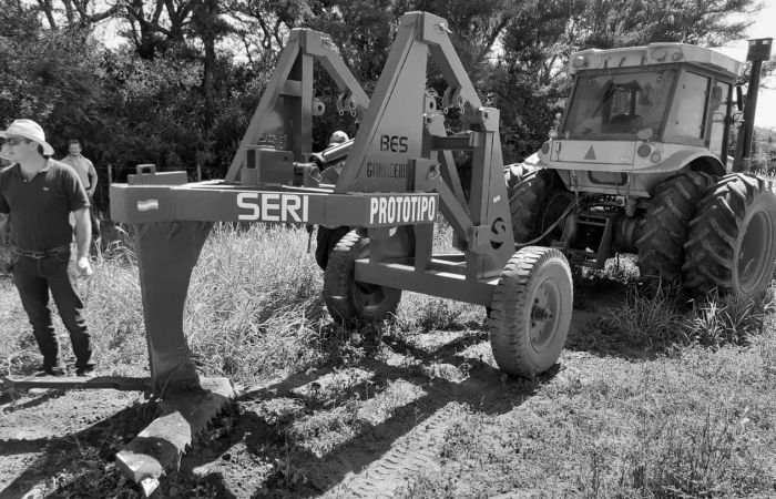 Foto Histórica-Tractor probando prototipo de máquina agrícola diseñada en la Facultad de Ingeniería de la UNNE