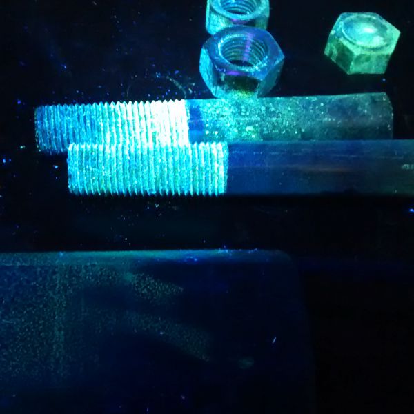 Bulones ensayados (END) por liquidos penetrantes, visualizados bajo luz negra