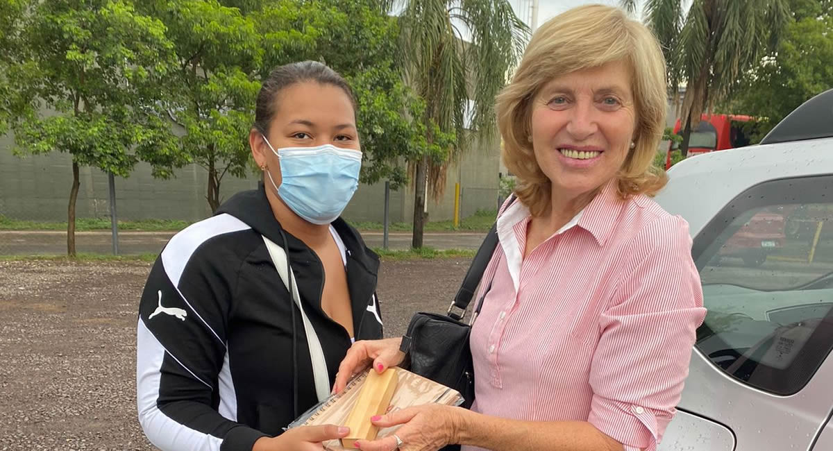 Naverly Andrea Rojas es recibida por Secretaria de Integración Estudiantil de la Facultad de Ingeniería de la UNNE con unos presentes de bienvenida.