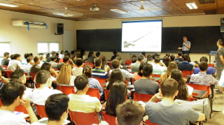 alumnos en aula tomando clase