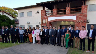 Acto Académico 2023: Graduados y autoridades posando