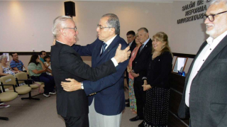 Acto de reconocimiento: salucon abrazo del ingeniero Mario De Bortoli al ingeniero Depettris