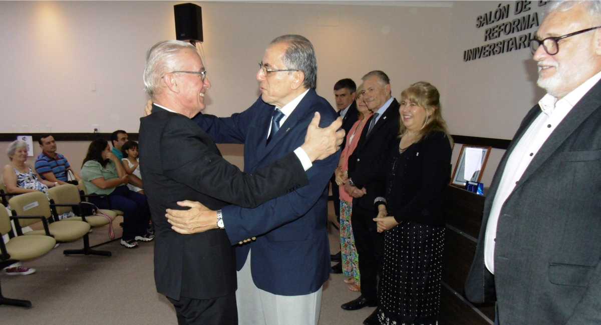 Acto de reconocimiento: salucon abrazo del ingeniero Mario De Bortoli al ingeniero Depettris