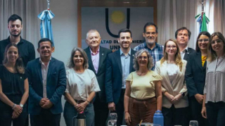 Reunión del Consejo Asesor de Extensión: foto panoramica de todos los secretarios de Extension de las Facultades con el Secretario General de extension Universitaria de la UNNE