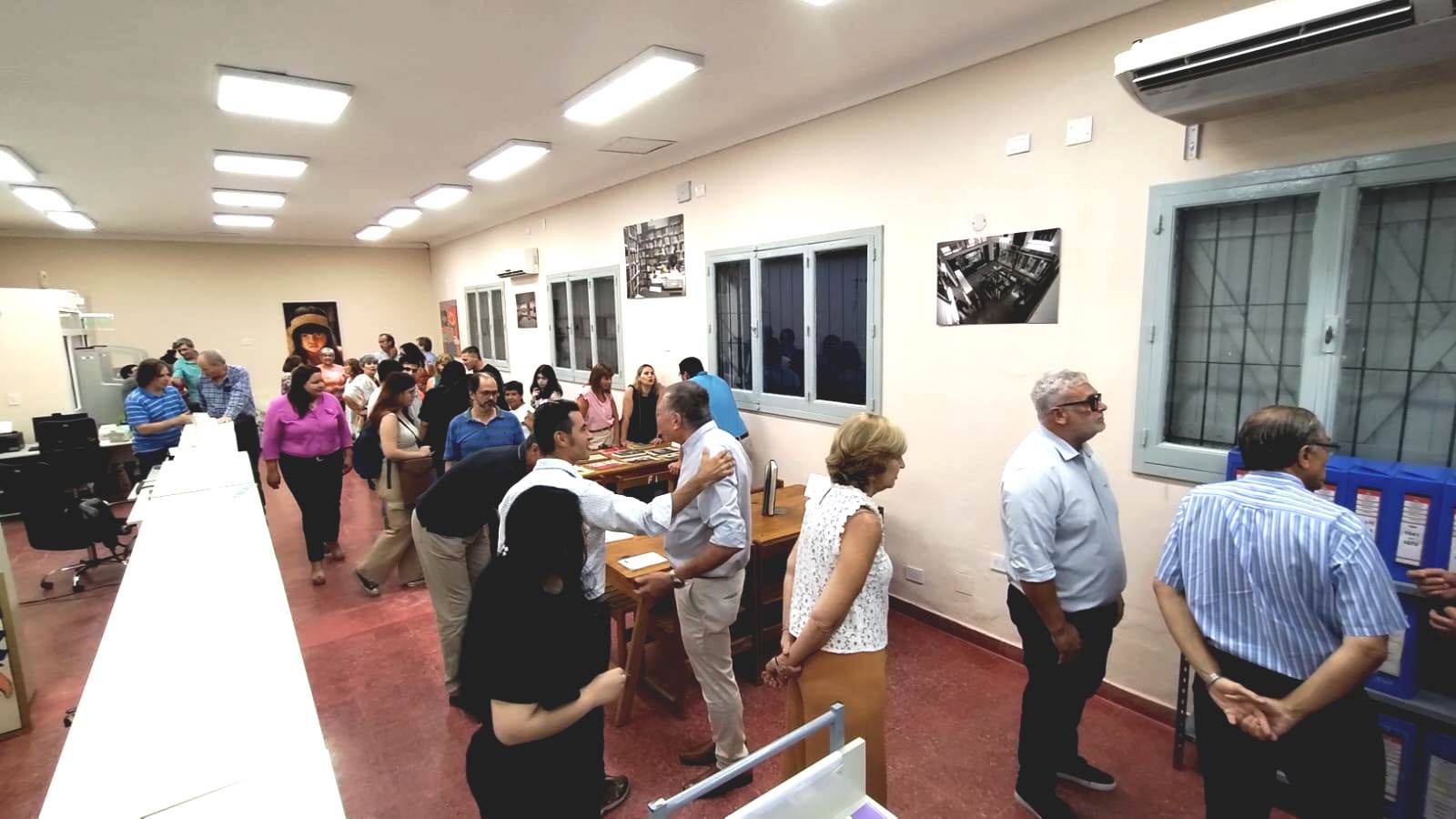 personas visitando la Biblioteca Dario Tortosa