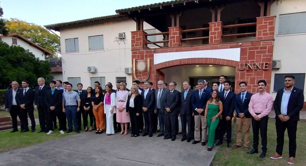 Acto Académico 2023: Graduados y autoridades posando