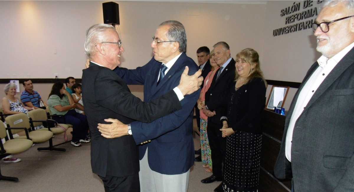 Acto de Reconocimiento Docentes y Nodocentes_01_12_2023 Acto de reconocimiento: salucon abrazo del ingeniero Mario De Bortoli al ingeniero Depettris