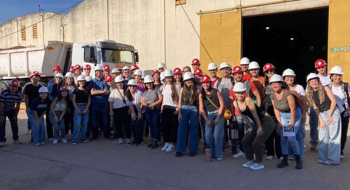 Estudiantes de la UNNE Visita de Fabrica_14_06_2024_Fotos Notas 1200_650 Estudiantes de la UNNE