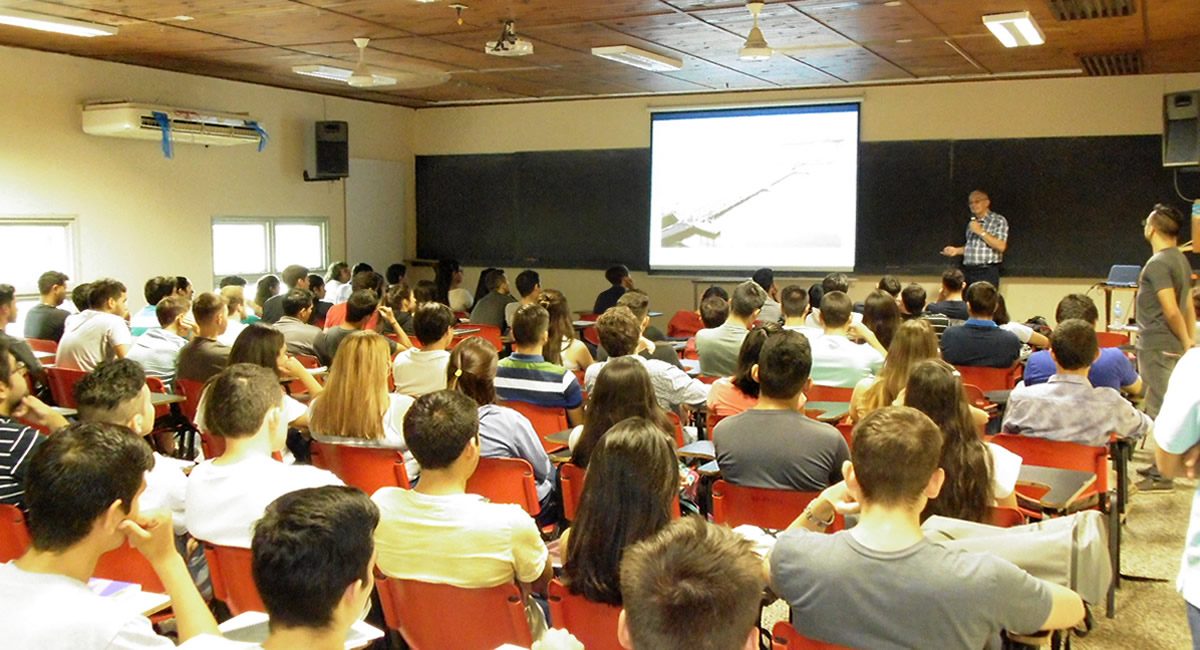 alumnos en aula tomando clase