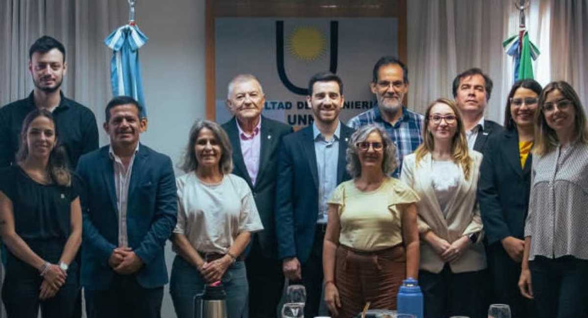 Reunión del Consejo Asesor de Extensión Reunión del Consejo Asesor de Extensión: foto panoramica de todos los secretarios de Extension de las Facultades con el Secretario General de extension Universitaria de la UNNE