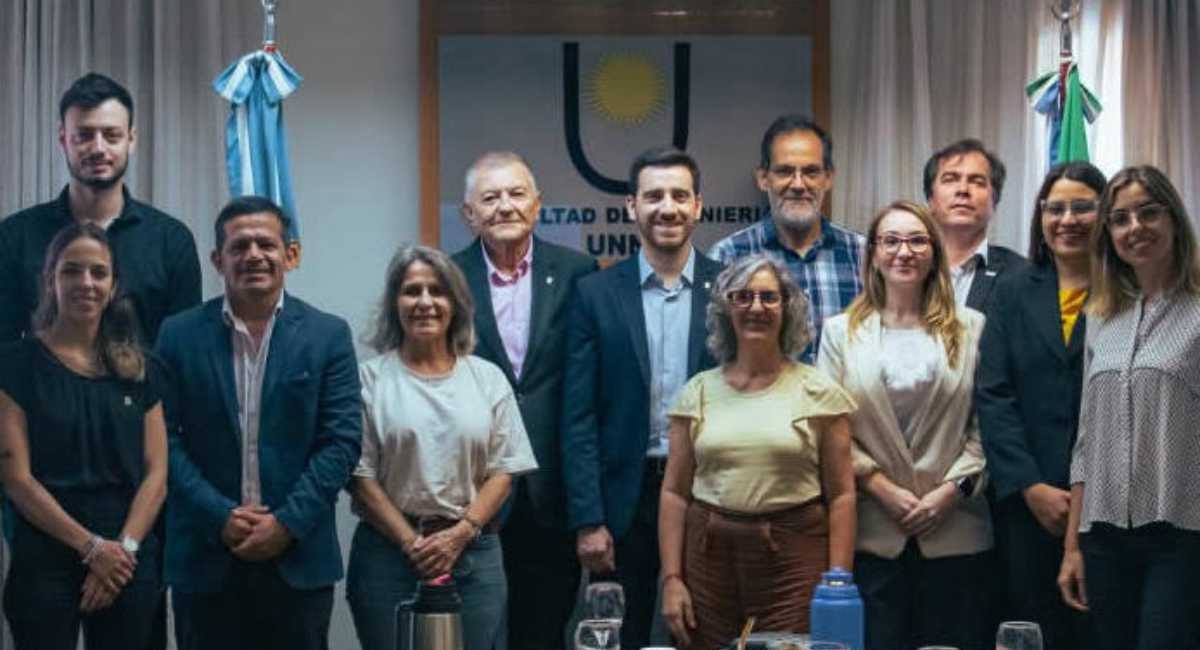 Reunión del Consejo Asesor de Extensión: foto panoramica de todos los secretarios de Extension de las Facultades con el Secretario General de extension Universitaria de la UNNE