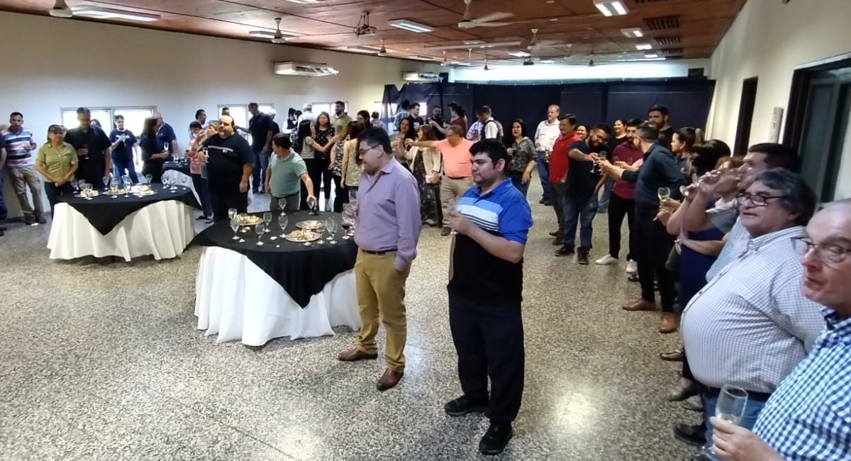 Brindis de fin de año: personal de la Facultad escuchando las palabras del decano Ingeniero Mario De Bortoli y su gabinete